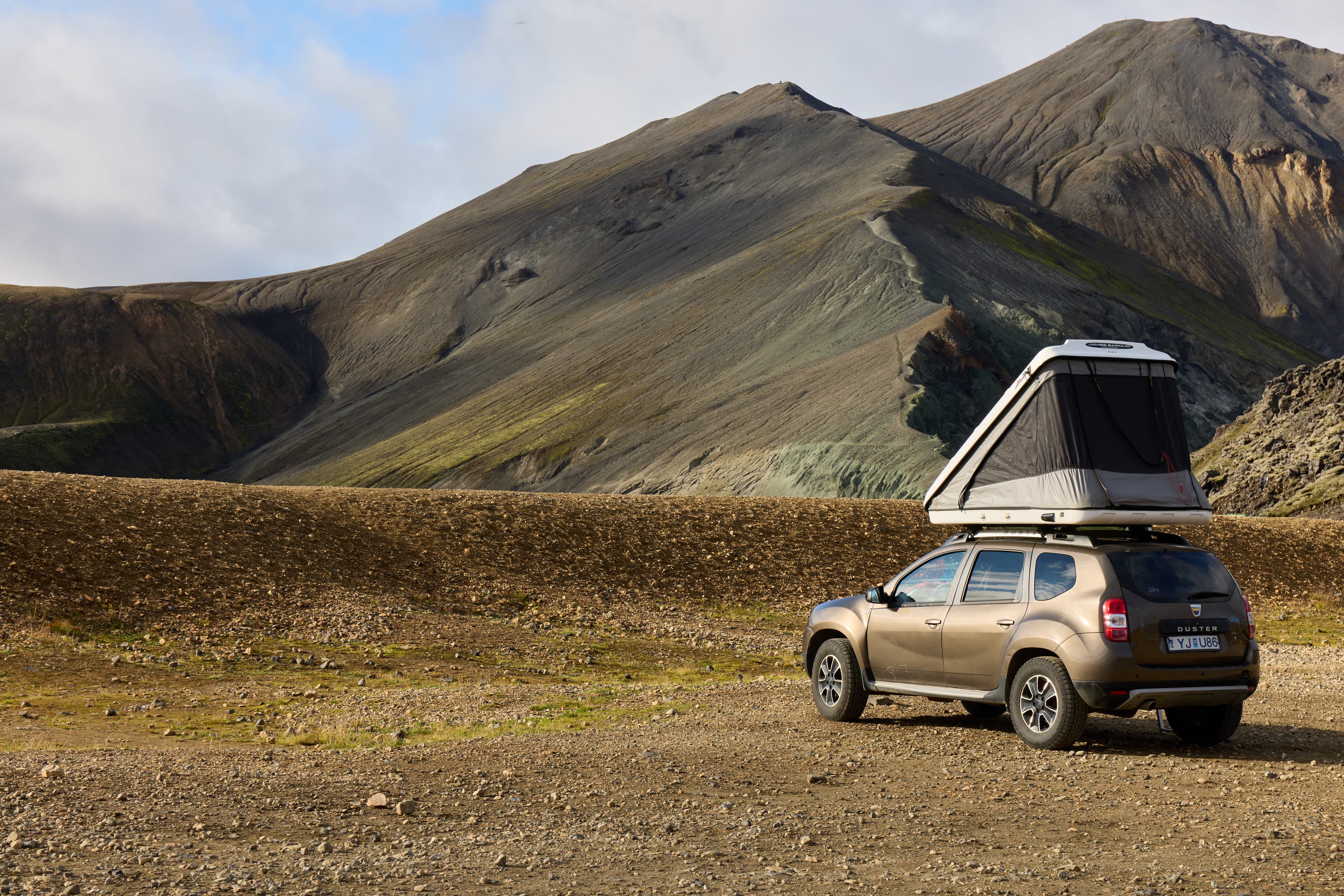 Iceland. Dacia Duster with a roof tent in the LANDMANNALAUGAR mountain camp. Iceland, 24.08.2021 Dacia-Duster-with-a-roof-tent-in-the-landmannalaugar-mountain-camp