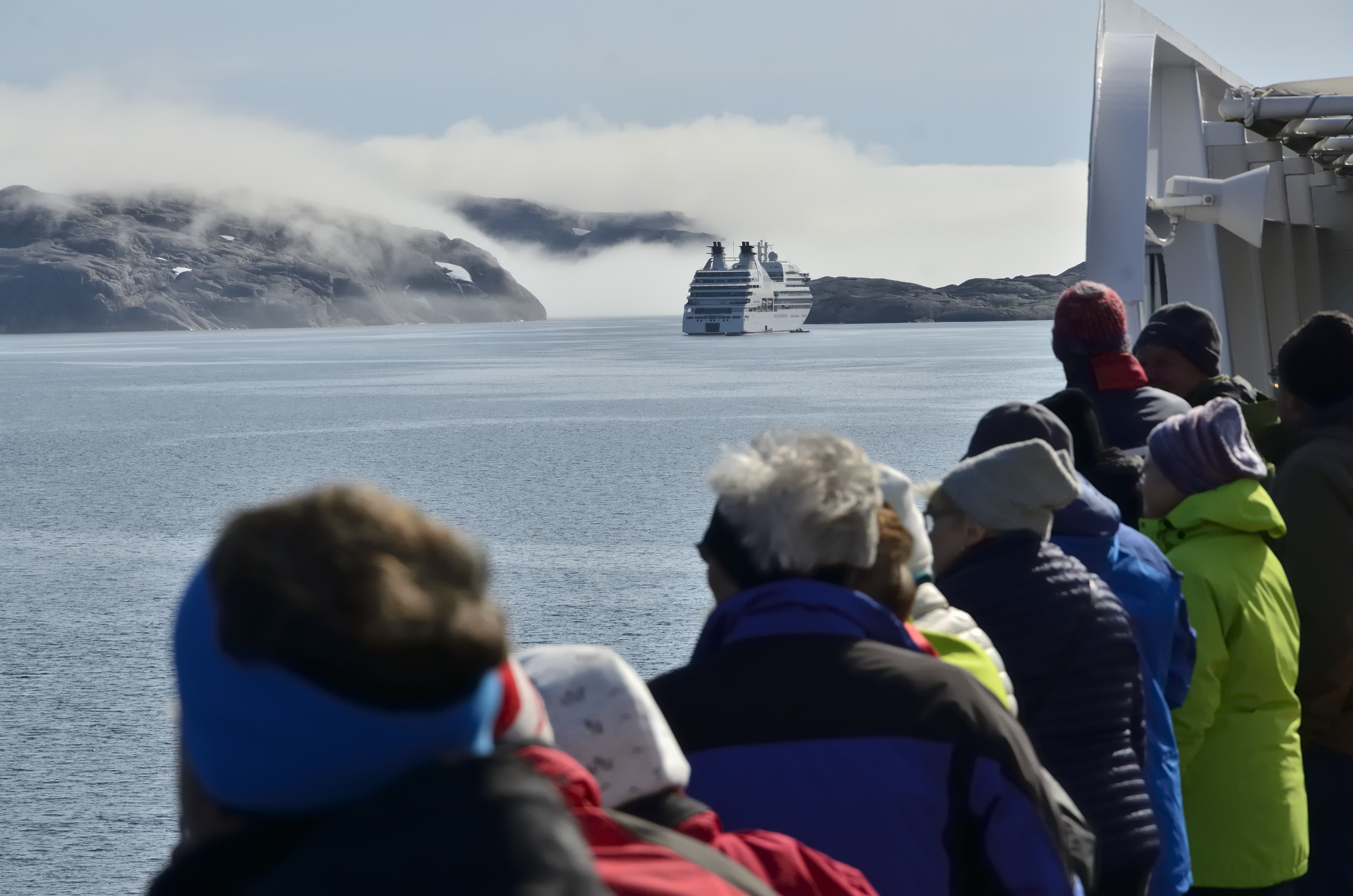 Touristen auf Kreuzfahrtschiff im Prins Christian Sund, Grönland Touristen auf Kreuzfahrtschiff im Prins Christian Sund, Grönland