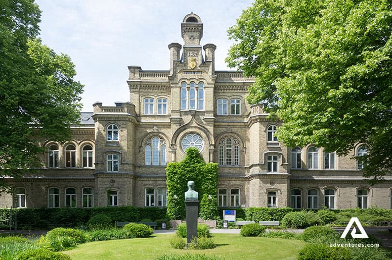 lund-univercity-main-building-with-garden-nearby