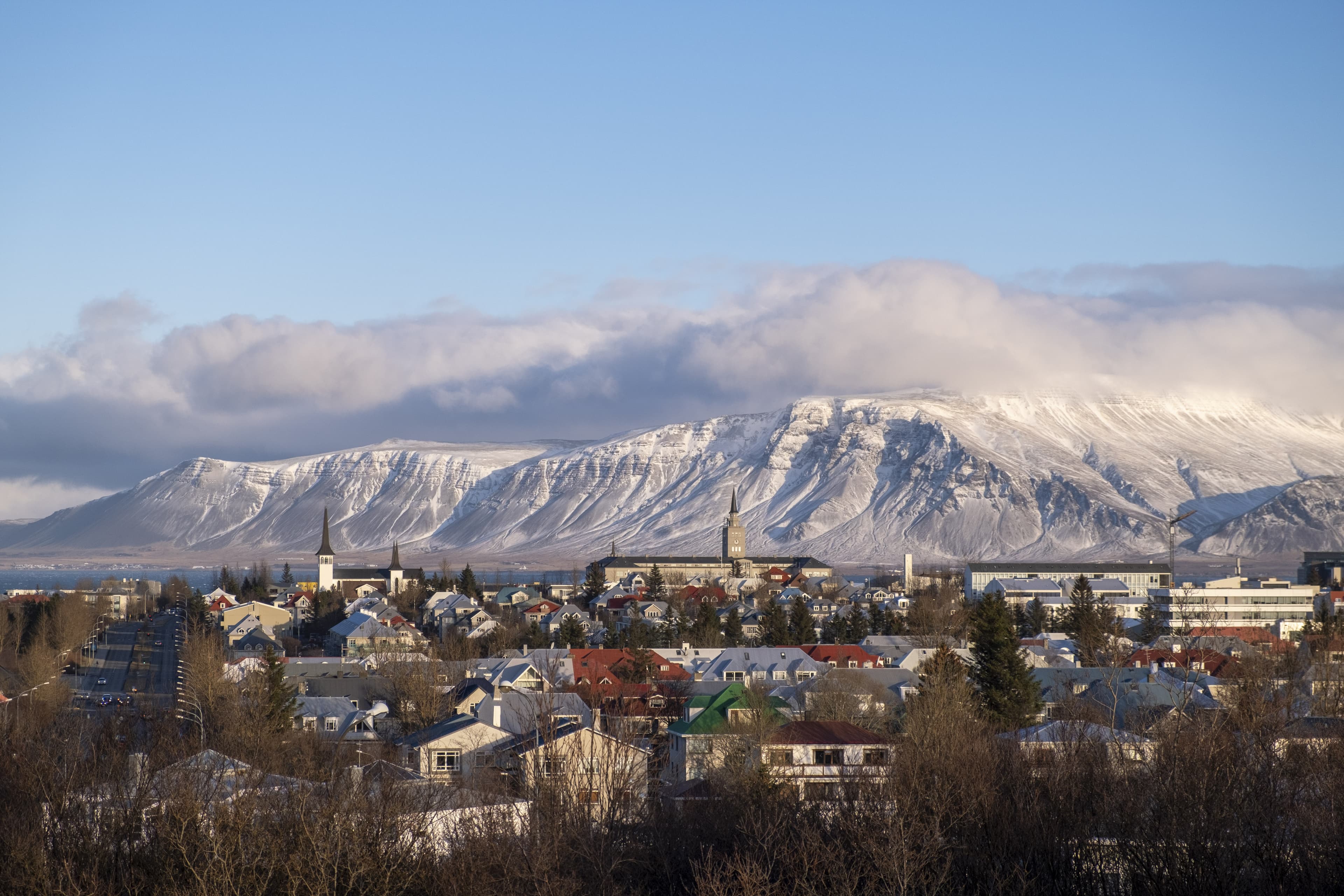 Blick über die isländsiche Hauptstadt mit der Háteigskirkja und der Tækniskólinn vor dem Bergmassiv Esja Blick über die isländsiche Hauptstadt mit der Háteigskirkja und der Tækniskólinn vor dem Bergmassiv Esja