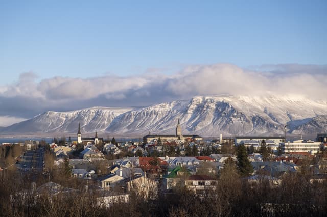 Blick über die isländsiche Hauptstadt mit der Háteigskirkja und der Tækniskólinn vor dem Bergmassiv Esja Blick über die isländsiche Hauptstadt mit der Háteigskirkja und der Tækniskólinn vor dem Bergmassiv Esja