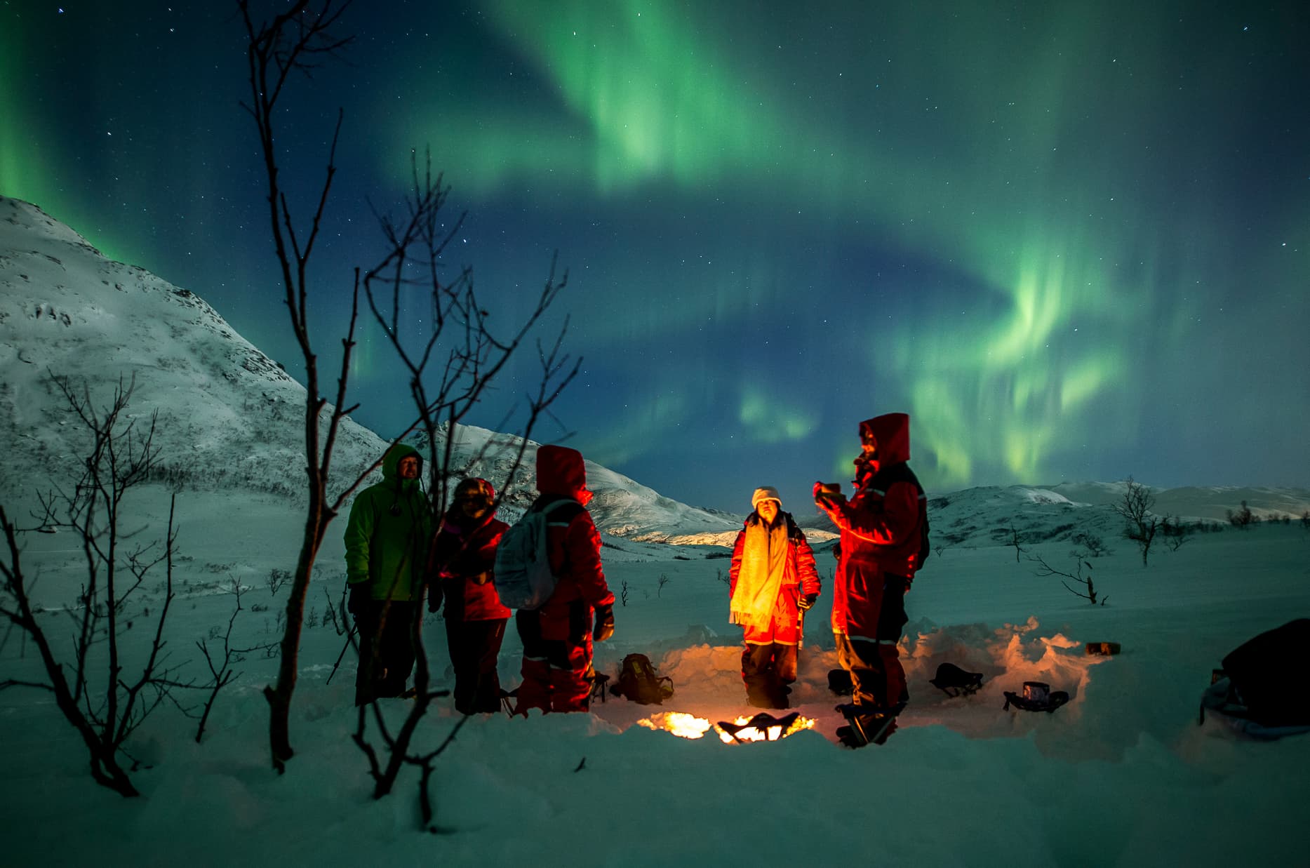 People-by-campfire-watching-northern-lights
