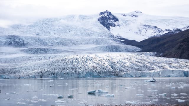 Fjallsarlon-glacier-lagoon-zodiac-boat 5