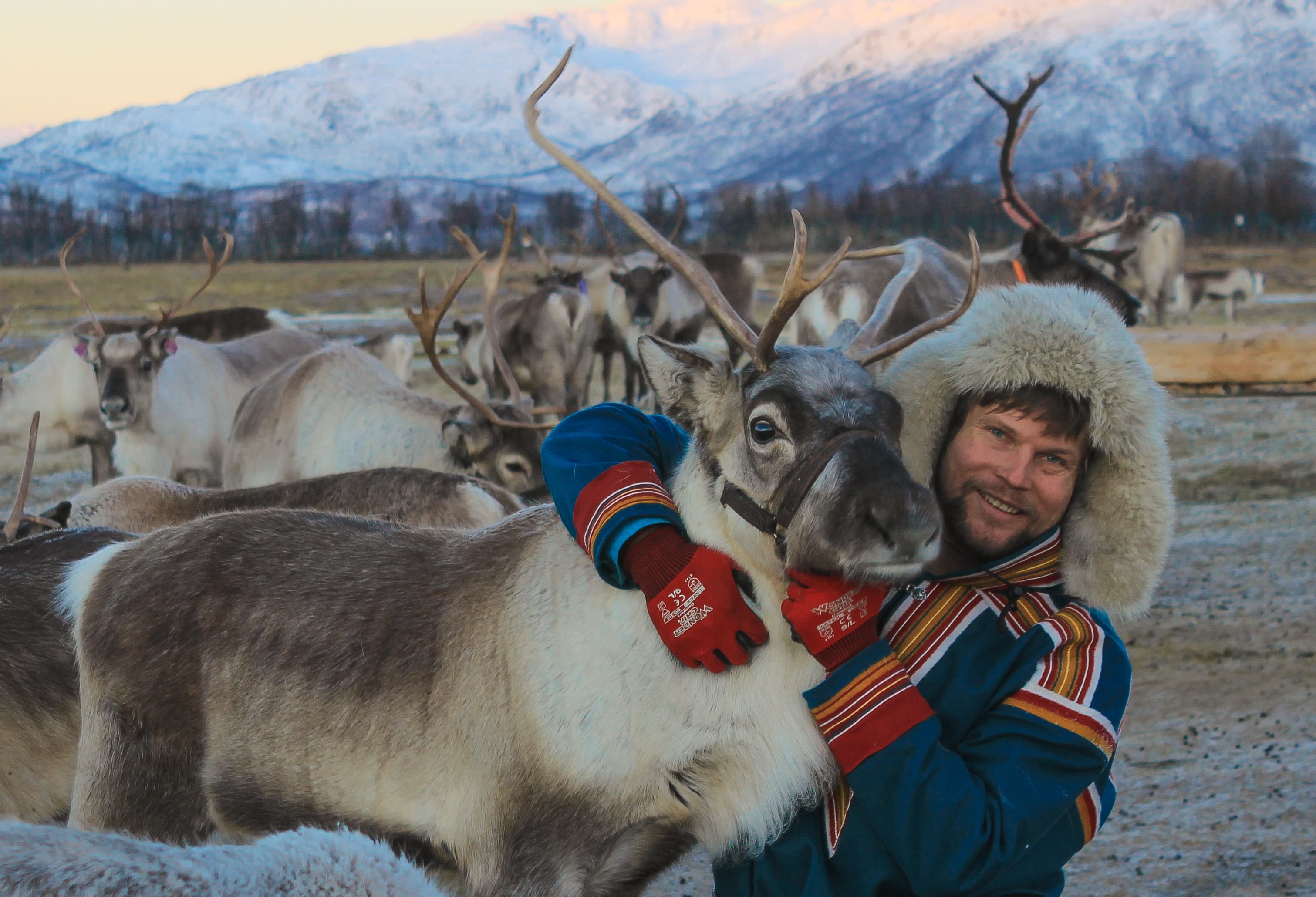 Man-holding-reindeer-for-taking-a-photo