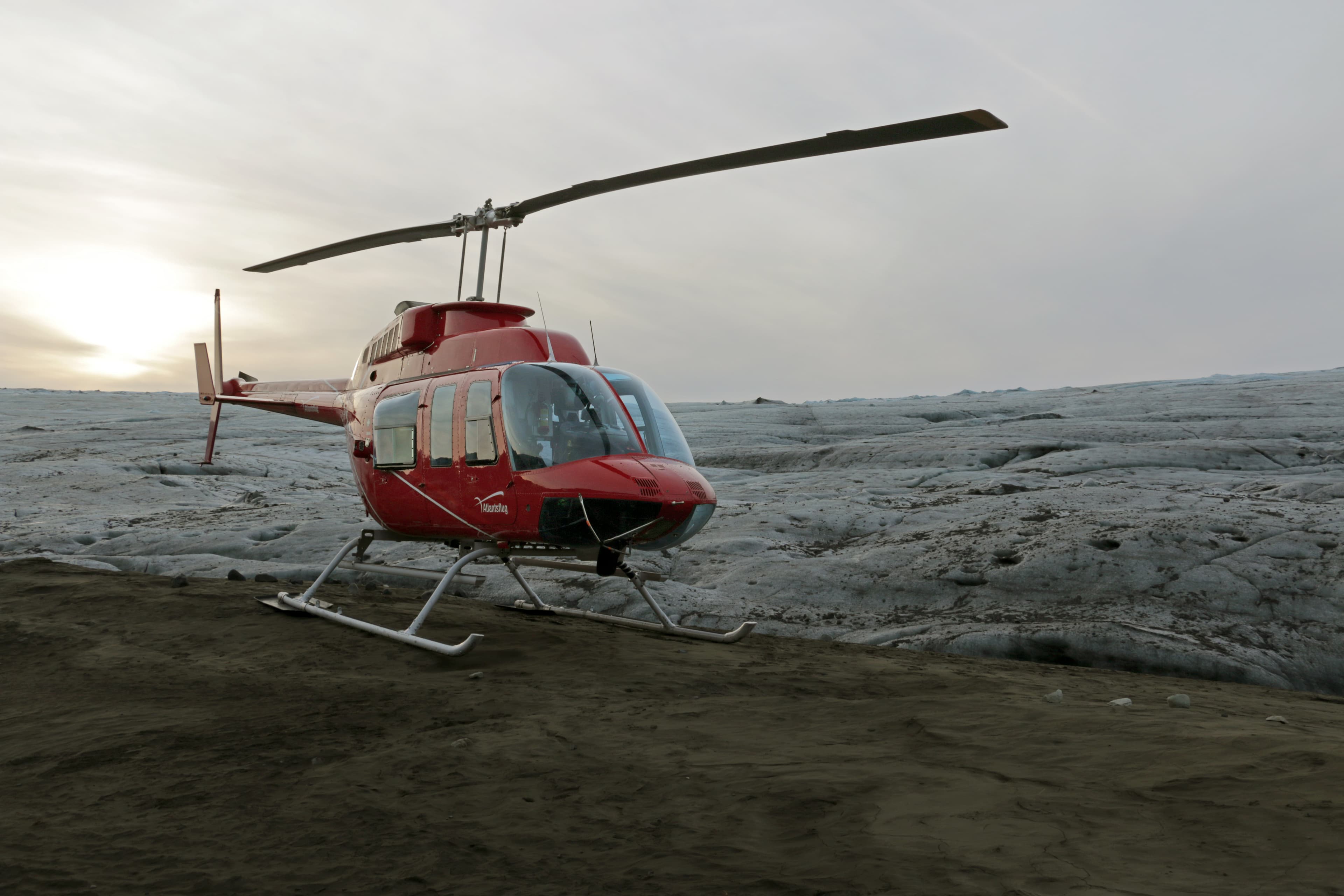 helicopter-landed-near-glacier-vatnajokull-iceland