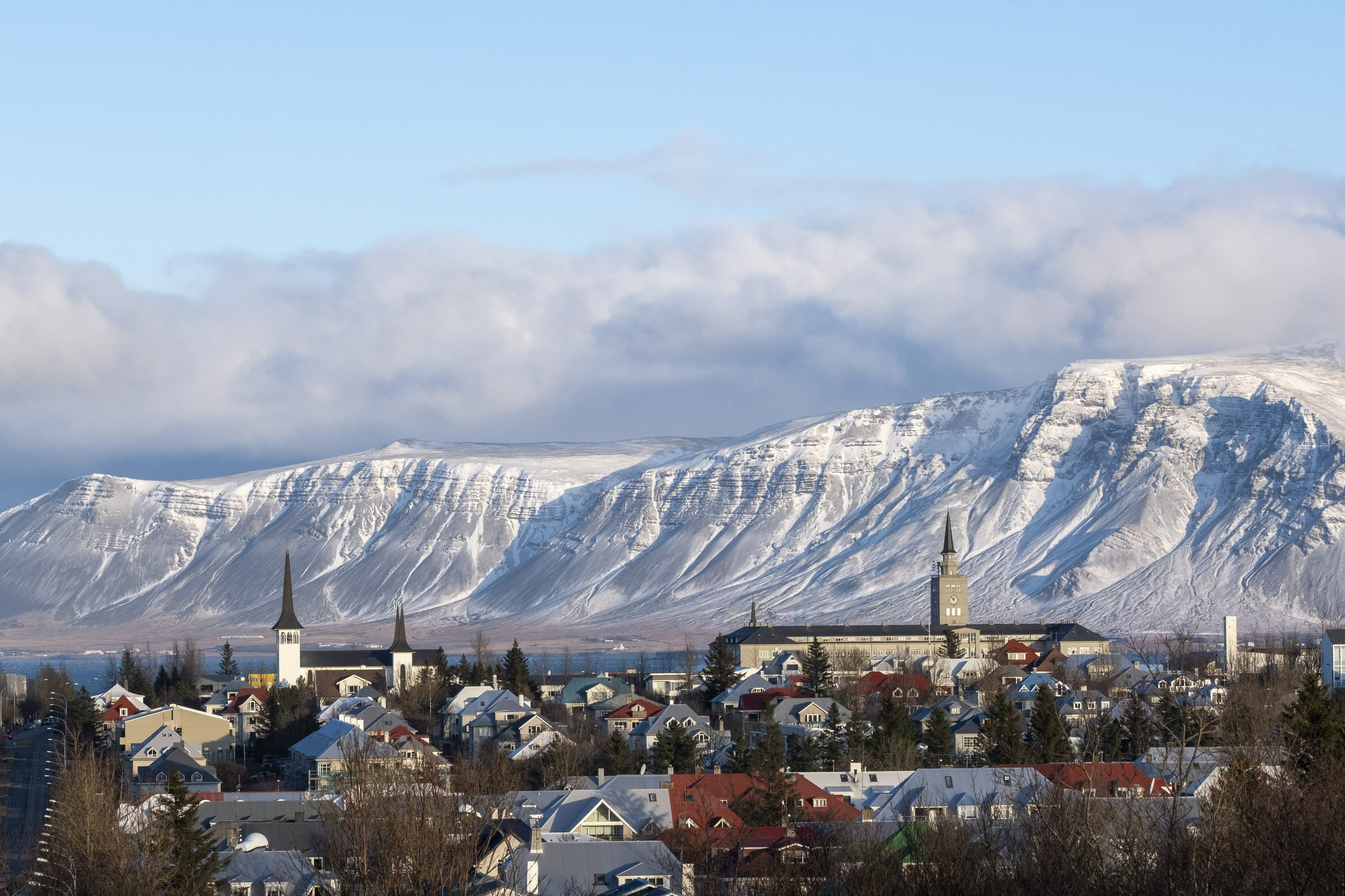 Blick über die isländsiche Hauptstadt mit der Háteigskirkja und der Tækniskólinn vor dem Bergmassiv Esja Blick über die isländsiche Hauptstadt mit der Háteigskirkja und der Tækniskólinn vor dem Bergmassiv Esja