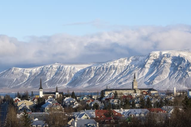 Blick über die isländsiche Hauptstadt mit der Háteigskirkja und der Tækniskólinn vor dem Bergmassiv Esja Blick über die isländsiche Hauptstadt mit der Háteigskirkja und der Tækniskólinn vor dem Bergmassiv Esja