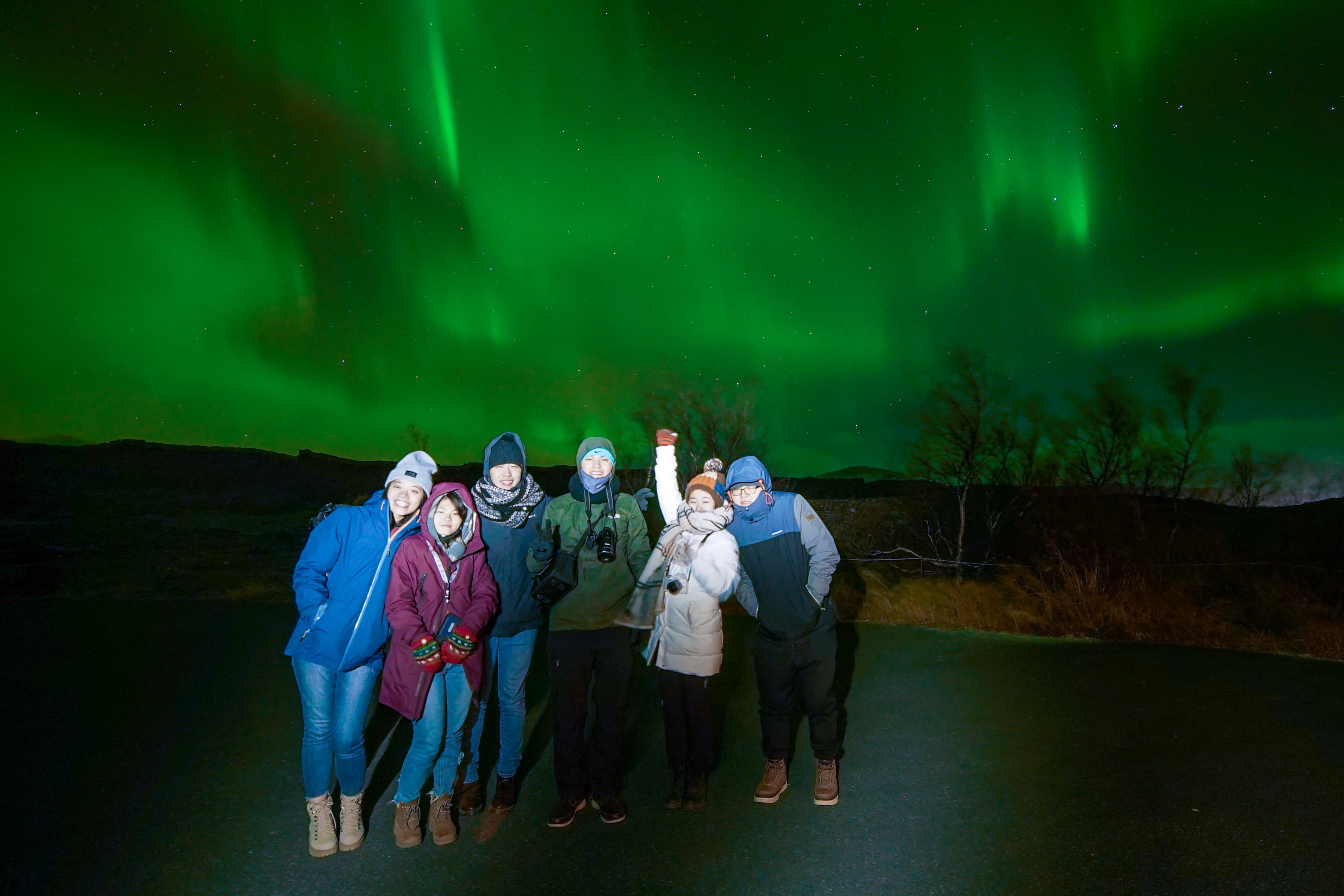 northern-lights-aurora-borealis-people-iceland-4