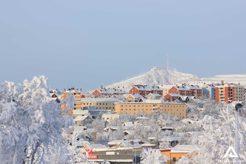 Kiruna-City-Sightseeing-Tour-Kiruna-gamla-hus-vinter-landscape