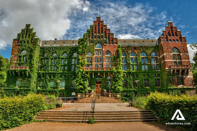 lund-university-library-covered-with-green-plants-in-summer