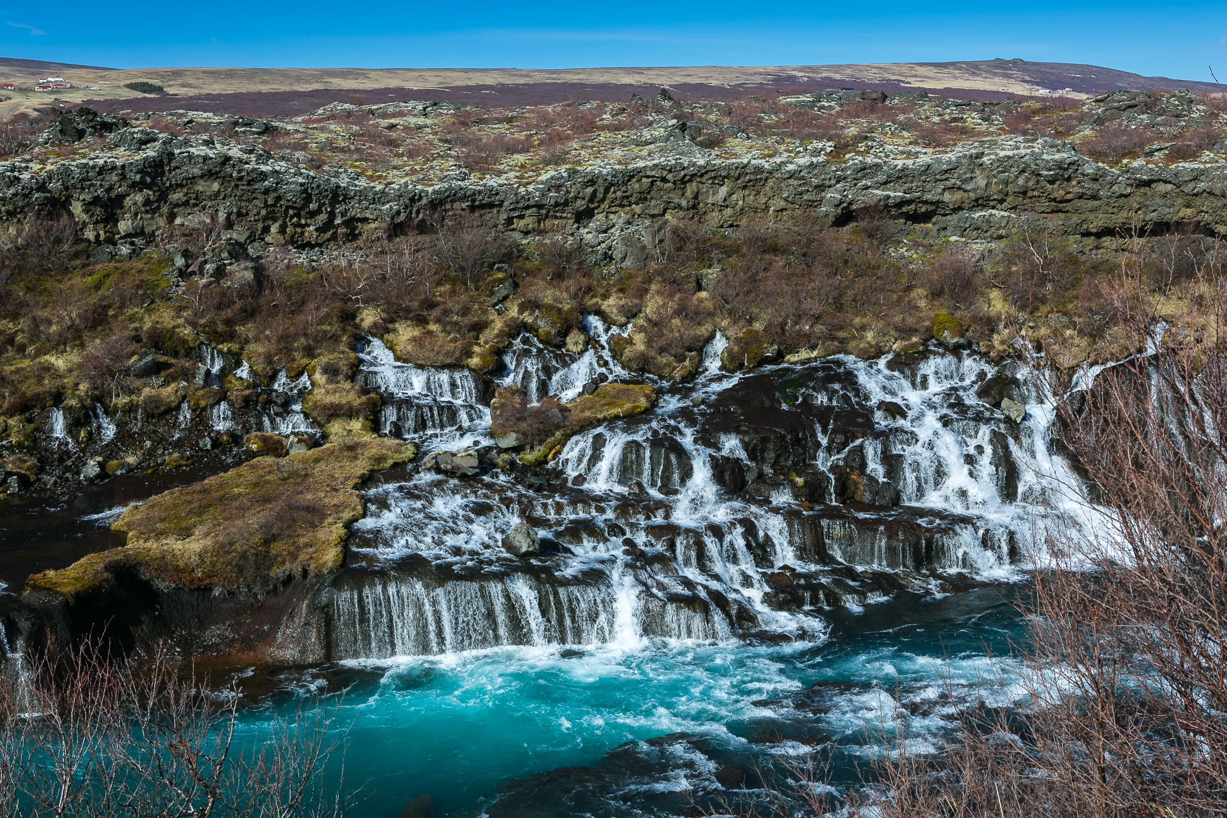 Hraunfossar Wasserfälle in Island bei Husafell und Reykholt am Barnafoss