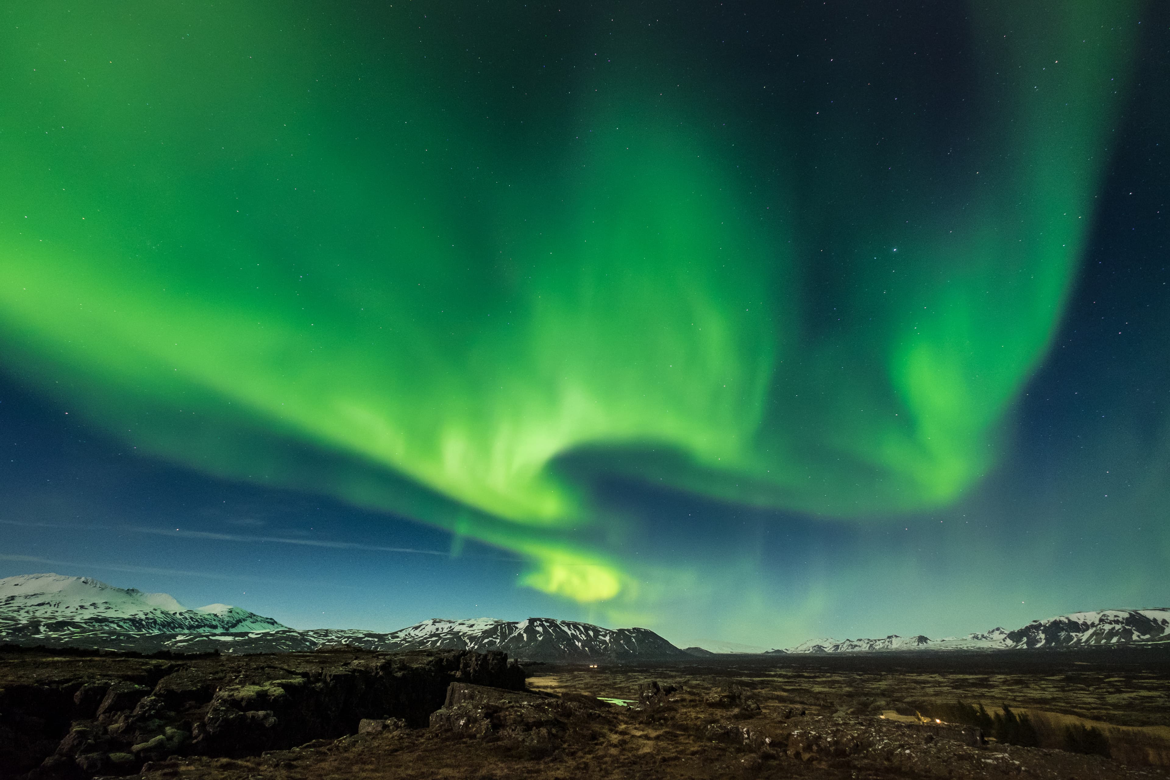 Northern-light-thingvellir-national-park-winter-snow-view-night