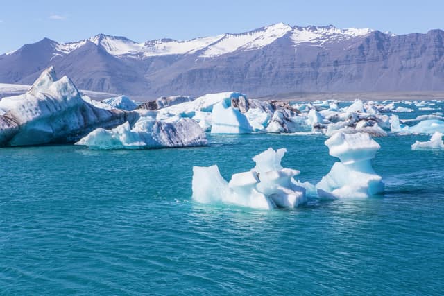 Iceland-icebergs-floating-in-glacier-lagoon
