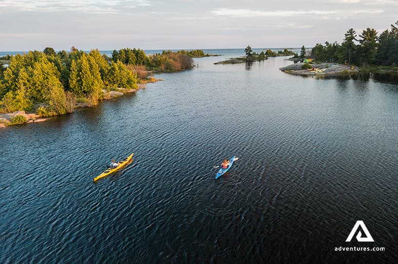 tourists-canoeing-on-the-ontario-lake-in-summer