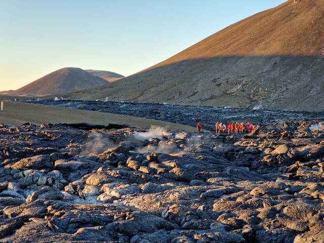 hiking-volcano-reykjanes-peninsula-tour