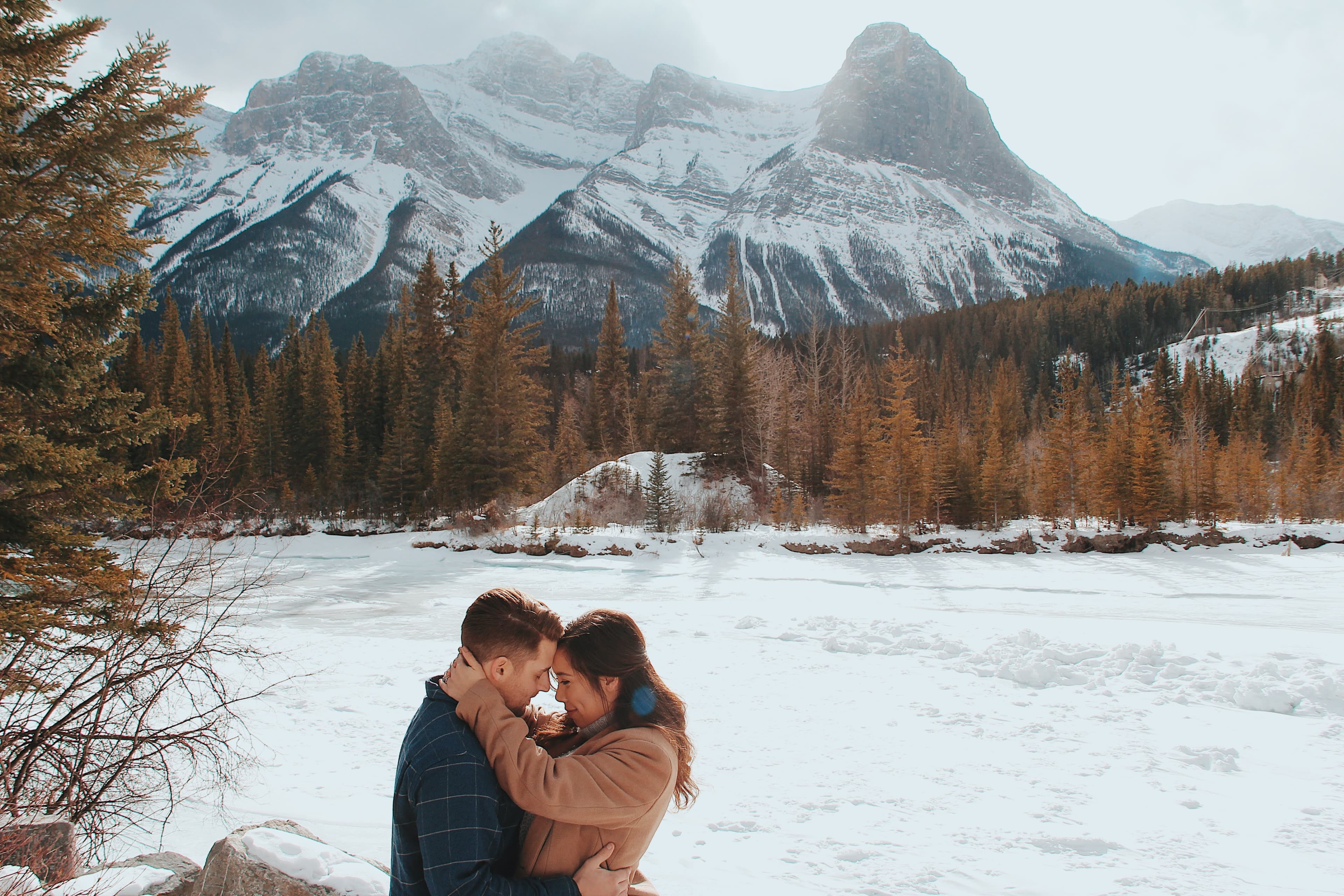 2-canmore-canada-couple-love-landscape