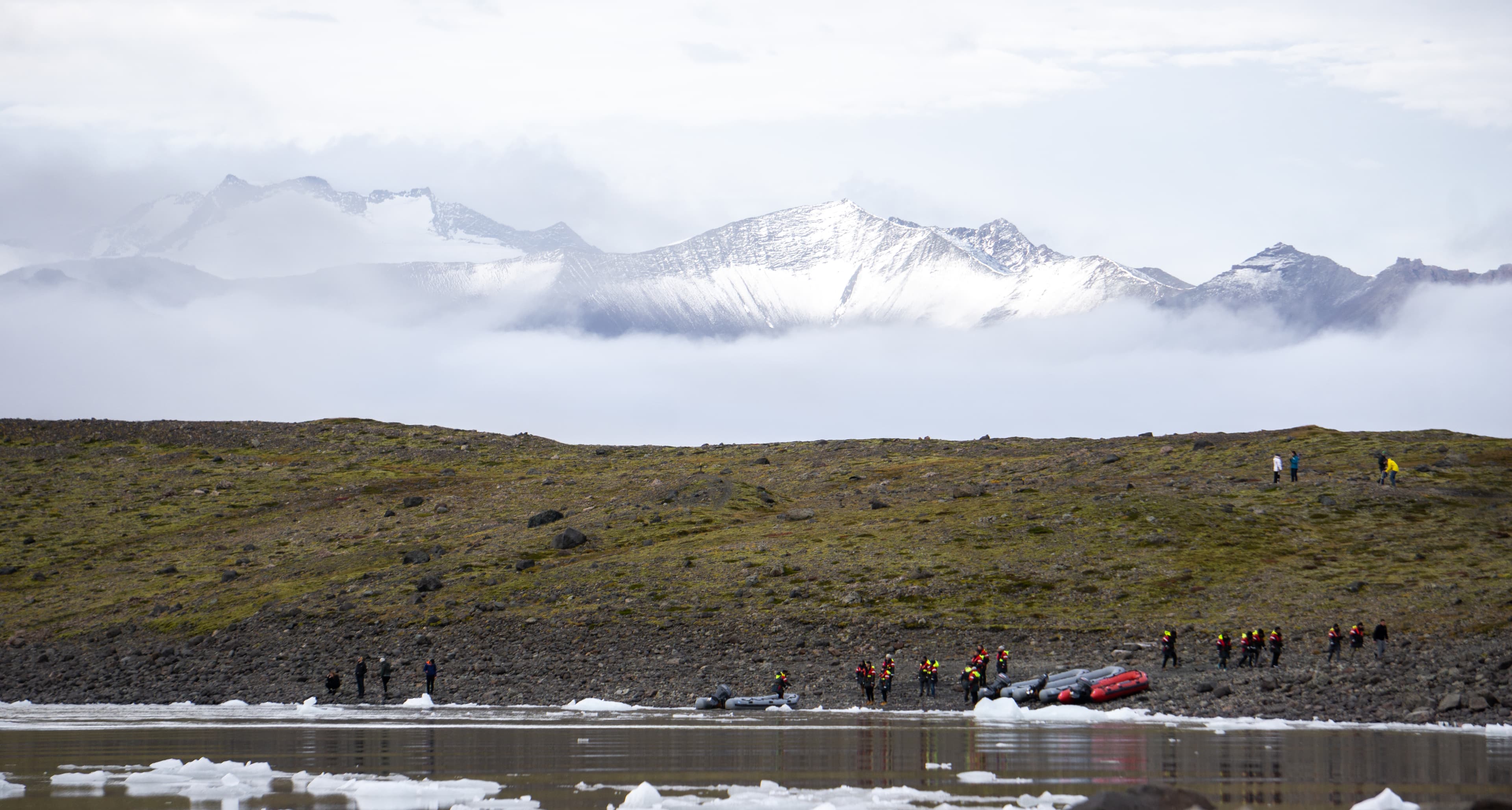 Fjallsarlon-glacier-lagoon-zodiac-boat 3