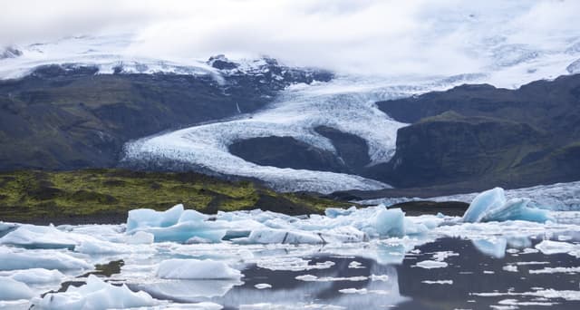 Fjallsarlon-glacier-lagoon-zodiac-boat 2