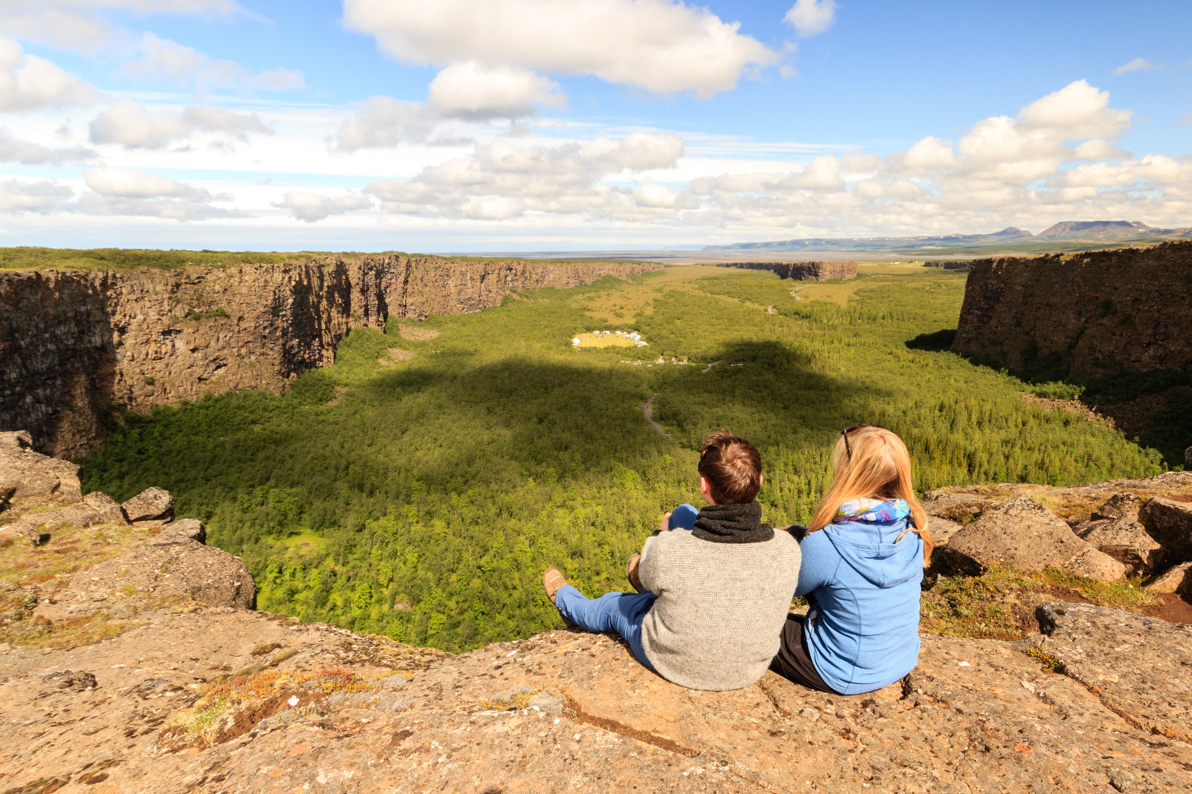 Hiker relaxing with a view / Wanderer auf Rast am Asbyrgi Canyon