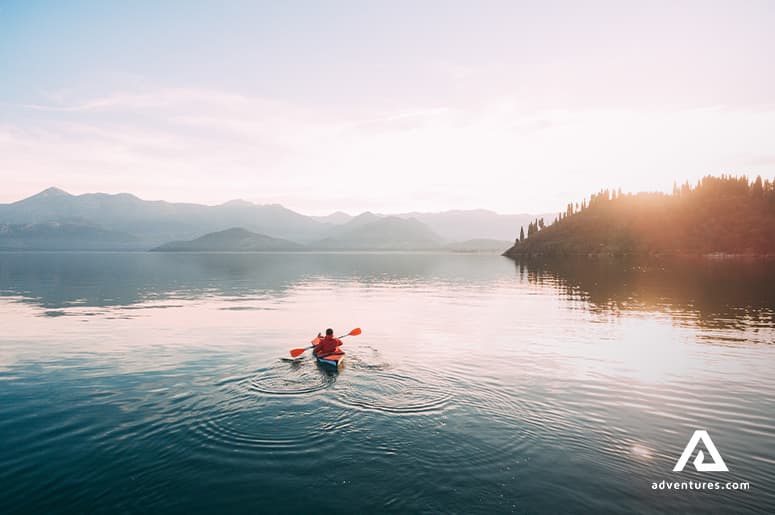 man-canoeing-on-the-ontario-lake-in-canada