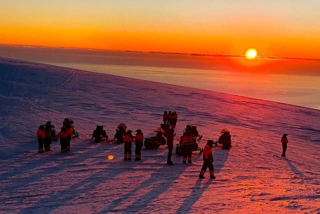 snowmobiling-eyjafjallajokull-volcano-evening