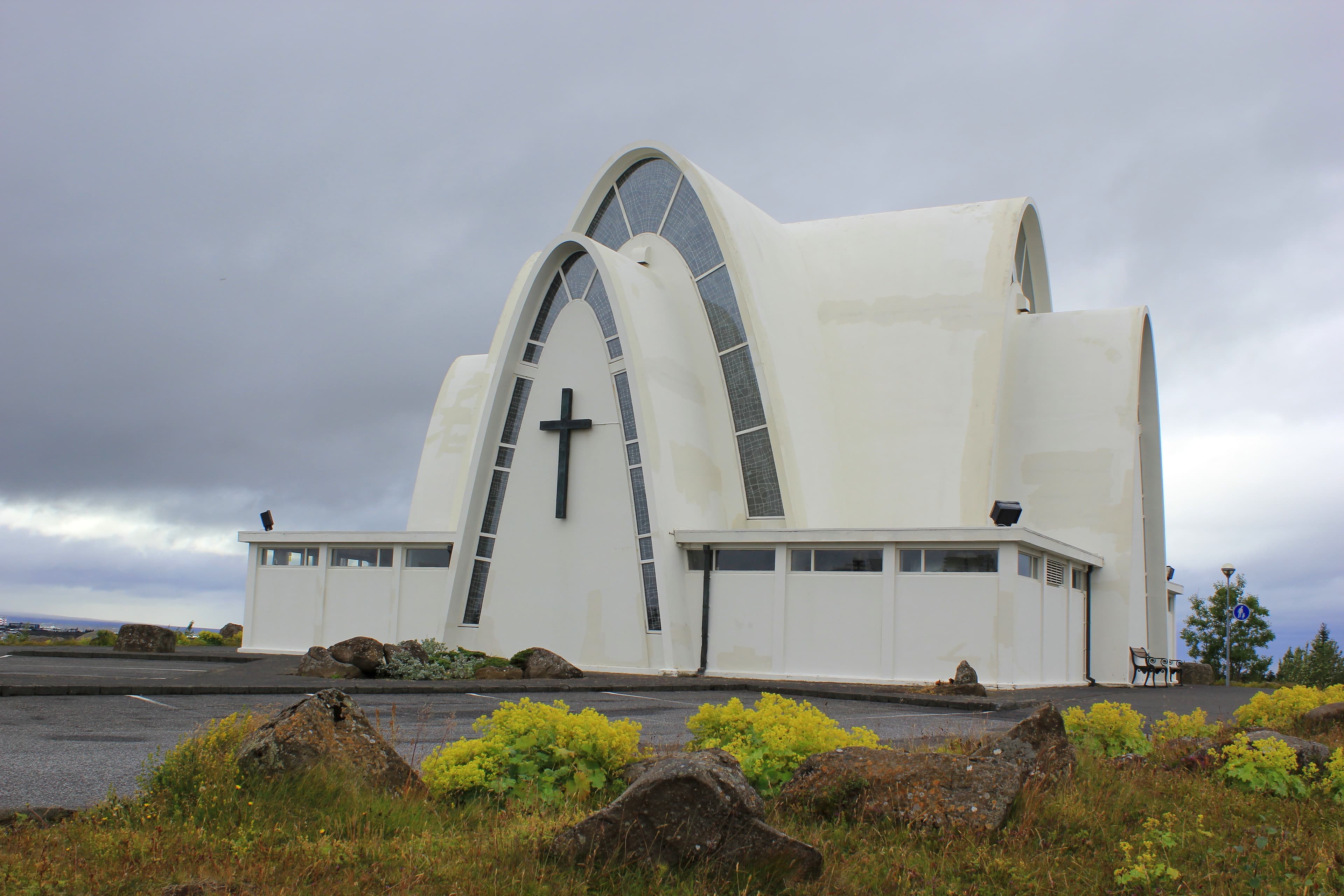 Die weiße Kirche Kopavogskirkja in Kopavogur bei Reykjavik auf Island