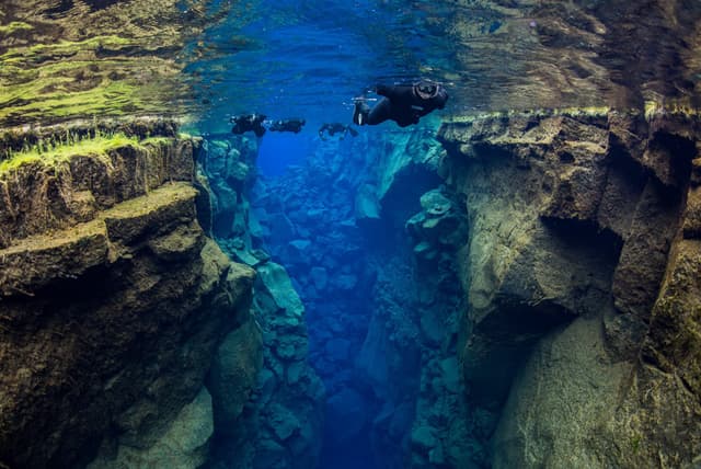 Snorkeling-Silfra-Fissure-Thingvellir-Iceland-5