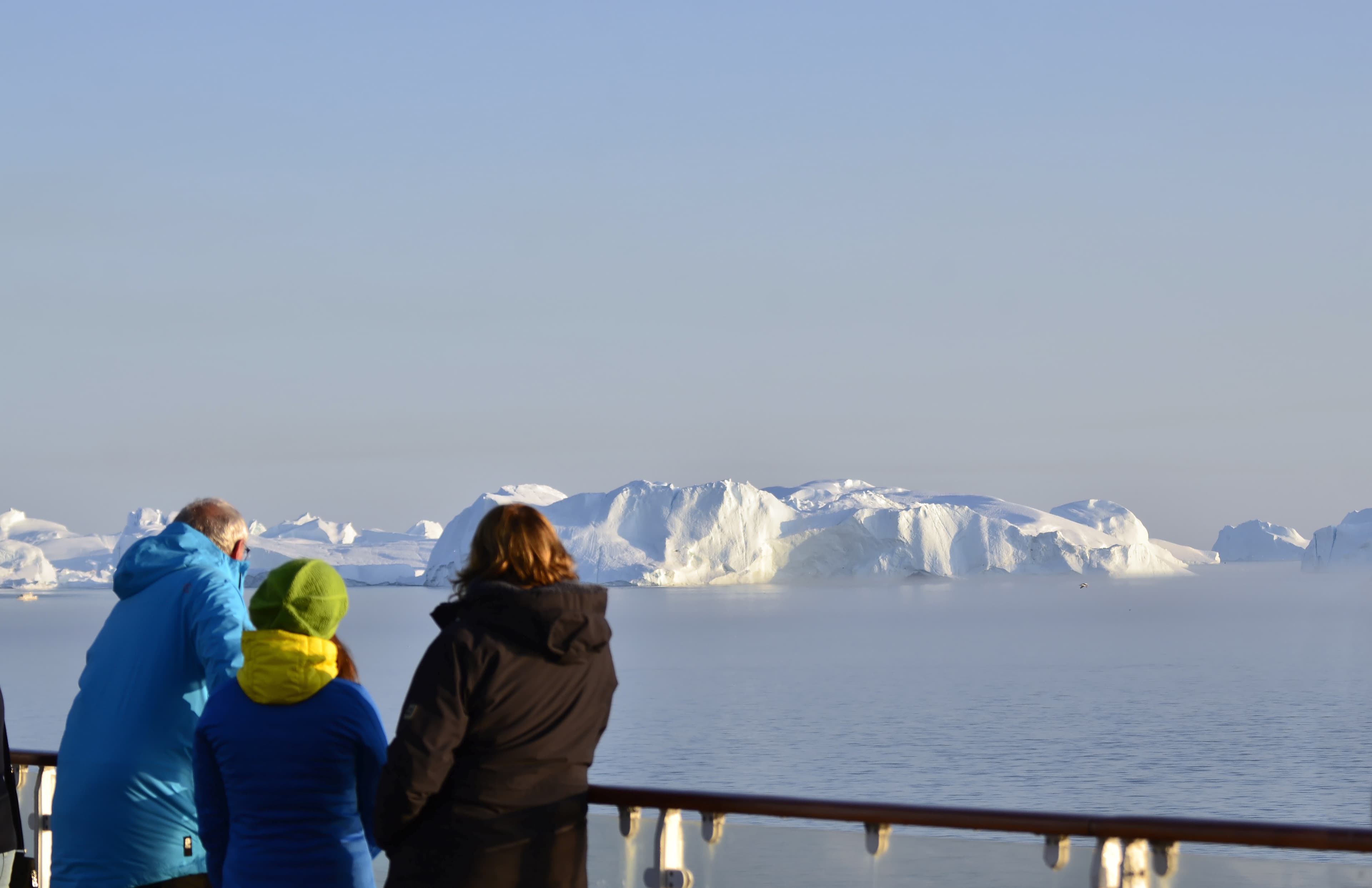 Touristen auf Kruezfahrtschiff, Diskobucht, Grönland Touristen auf Kruezfahrtschiff, Diskobucht, Grönland