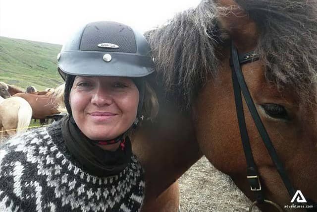 woman-taking-selfie-with-a-horse-on-a-riding-tour-in-iceland