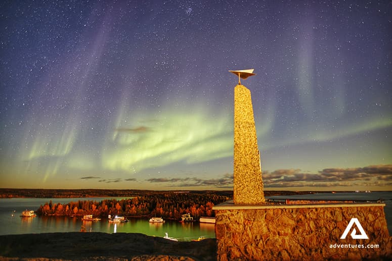 bush-pilot-monument-on-the-nothern-lights-night-in-yellowknife-canada